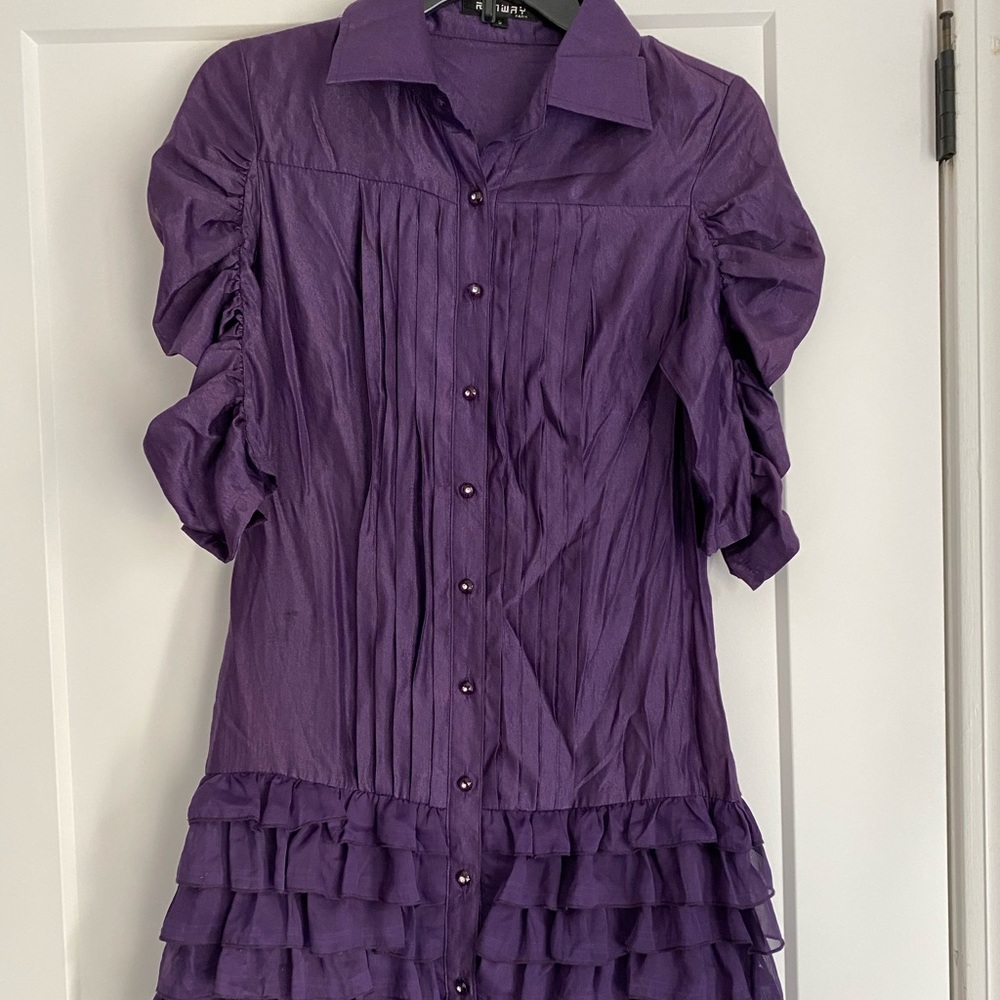 Adorable Runway Paris button down purple dress